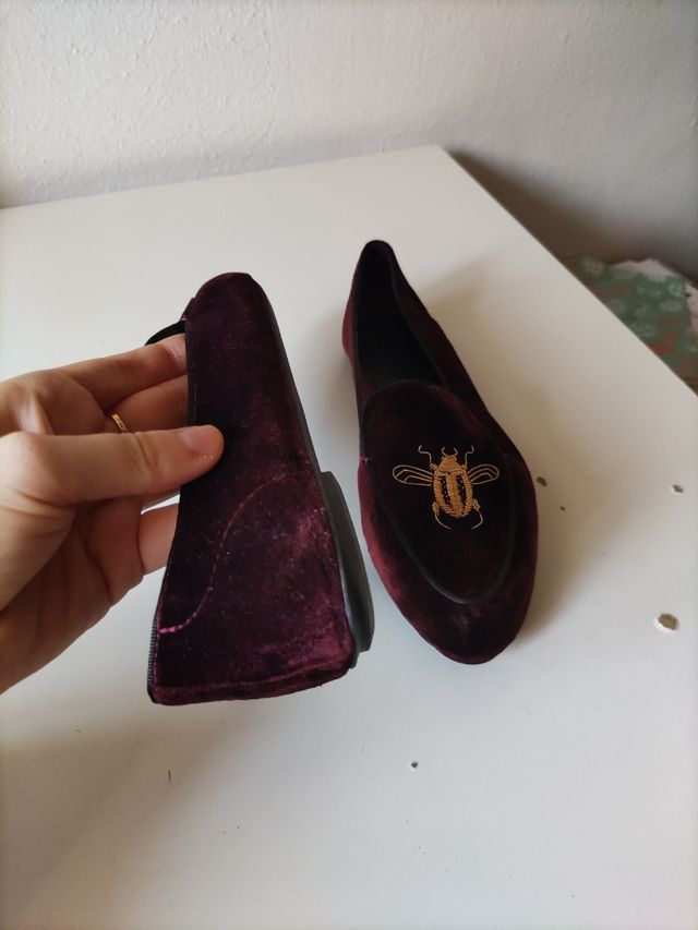 Zapatos Zara Terciopelo Morado con Abeja Dorada