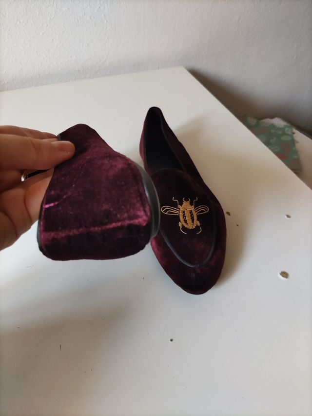 Zapatos Zara Terciopelo Morado con Abeja Dorada
