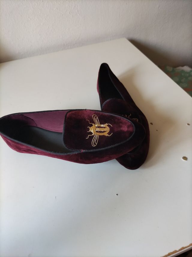 Zapatos Zara Terciopelo Morado con Abeja Dorada