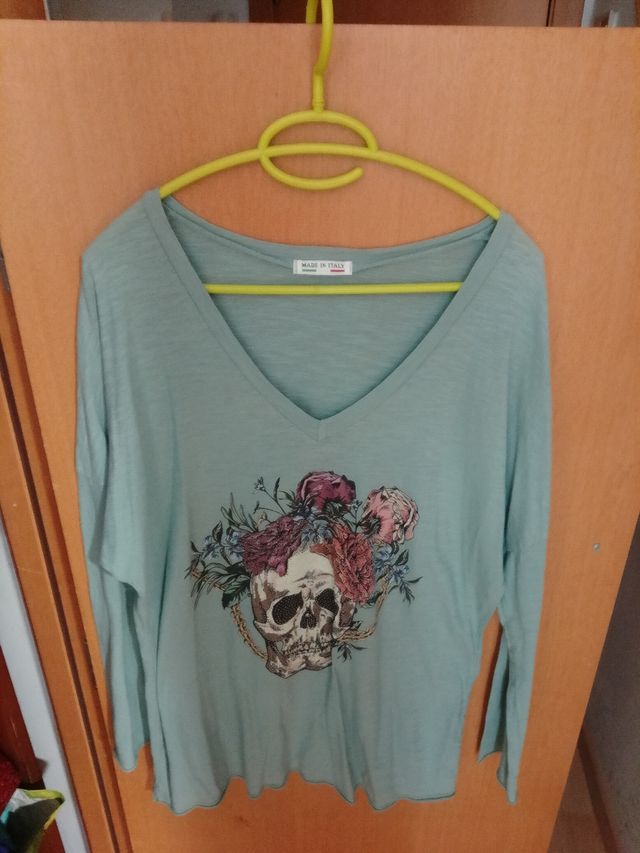 Jersey verde con calavera y flores