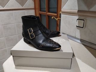 Botines piel negros tachuelas y hebillas