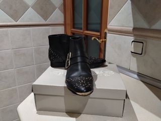 Botines piel negros tachuelas y hebillas