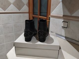 Botines piel negros tachuelas y hebillas
