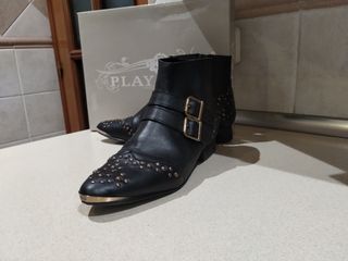 Botines piel negros tachuelas y hebillas