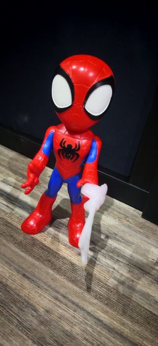 Muñeco Spiderman con telarañas