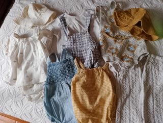 Lote de ropa de bebé: ranitas y gorros