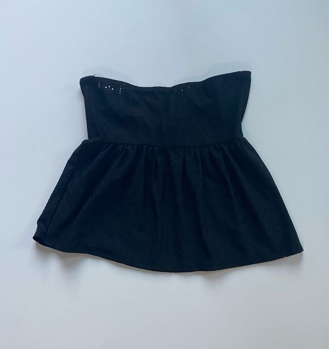 Top negro cruzado con volantes