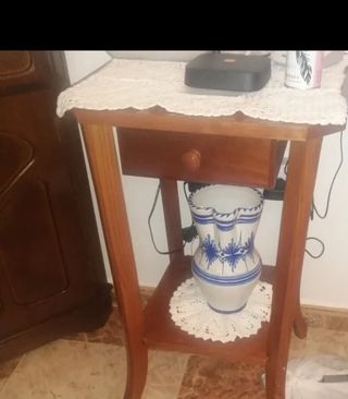 Mesa auxiliar de madera con cajón