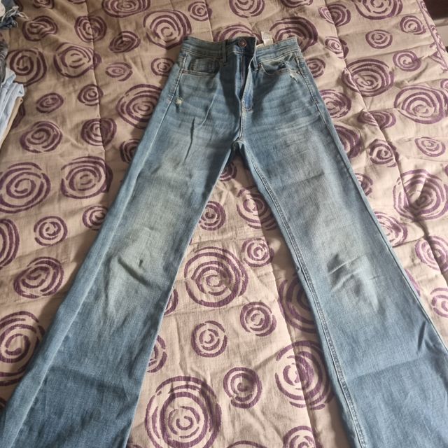 Pantalones vaqueros Stradivarius acampanados