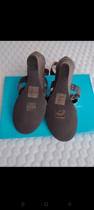 Sandalias marrón oscuro de cuña con tachuelas. 