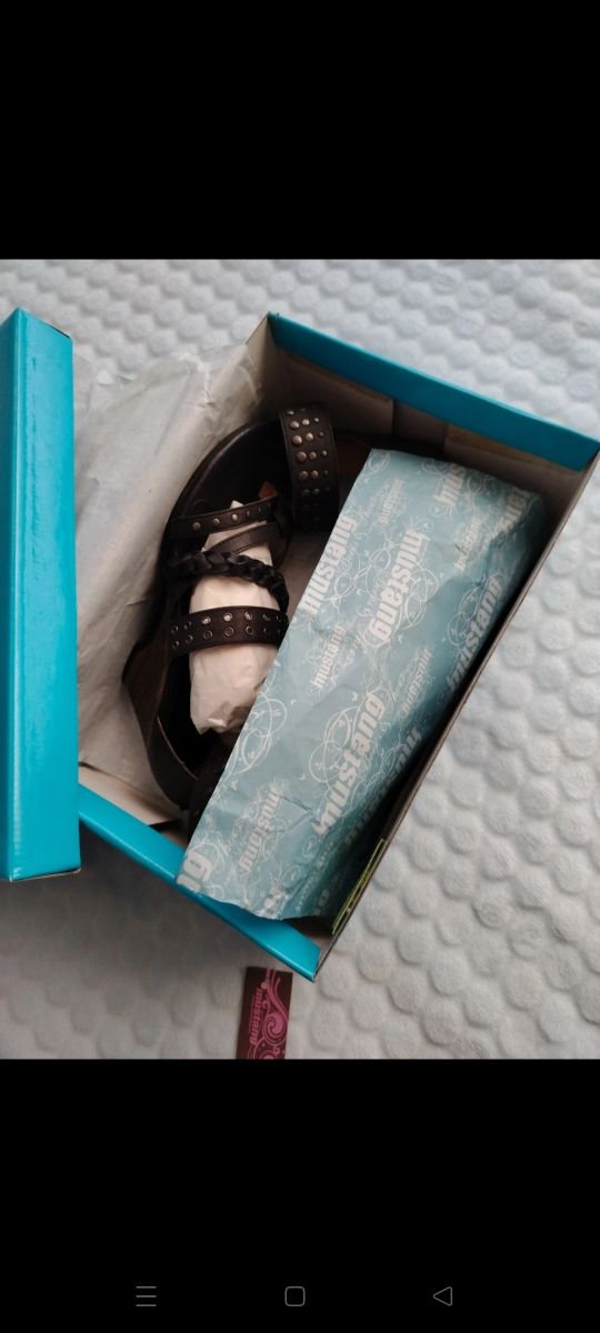 Sandalias marrón oscuro de cuña con tachuelas.