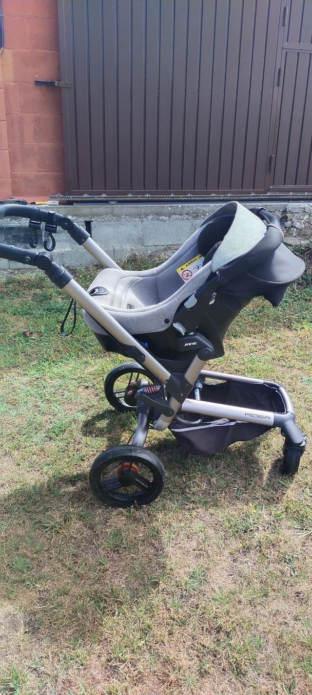Carrito de bebé gris