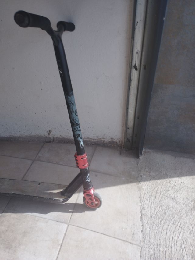 Patinete freestyle negro y rojo