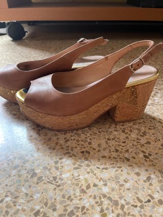 Sandalias de tacón marrón y dorado