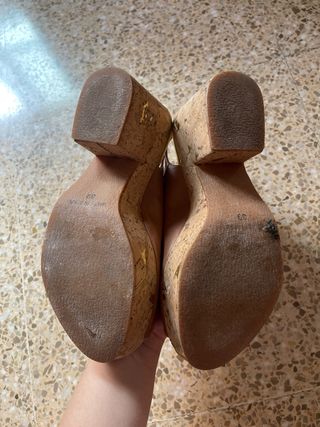 Sandalias de tacón marrón y dorado
