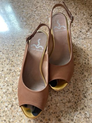 Sandalias de tacón marrón y dorado