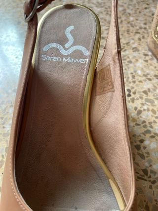 Sandalias de tacón marrón y dorado