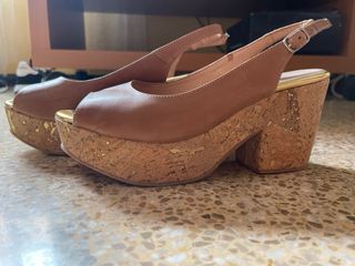 Sandalias de tacón marrón y dorado