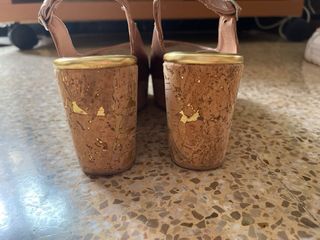 Sandalias de tacón marrón y dorado