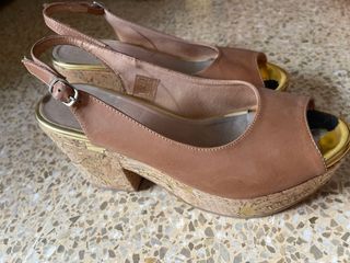 Sandalias de tacón marrón y dorado