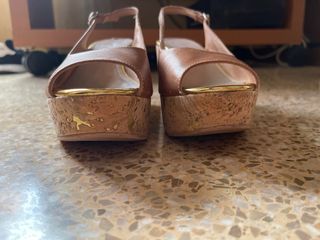 Sandalias de tacón marrón y dorado