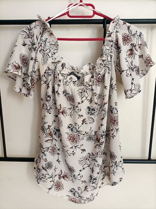 Camisa hombros descubiertos floral