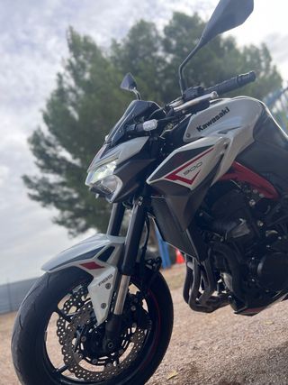 Kawasaki Z900 Blanca y Roja