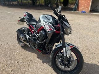 Kawasaki Z900 Blanca y Roja