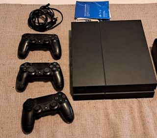PS4 Slim 1TB Negra + 3 Mandos y Juegos