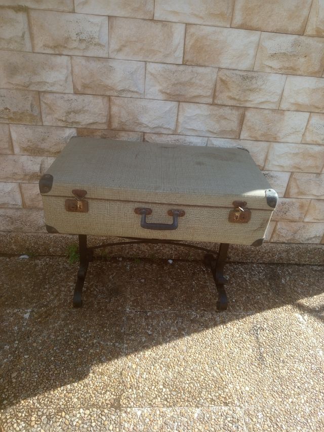 Juego mesa forja y 2 maletas vintage