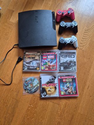 Consola PS3 con 3 mandos y 6 juegos
