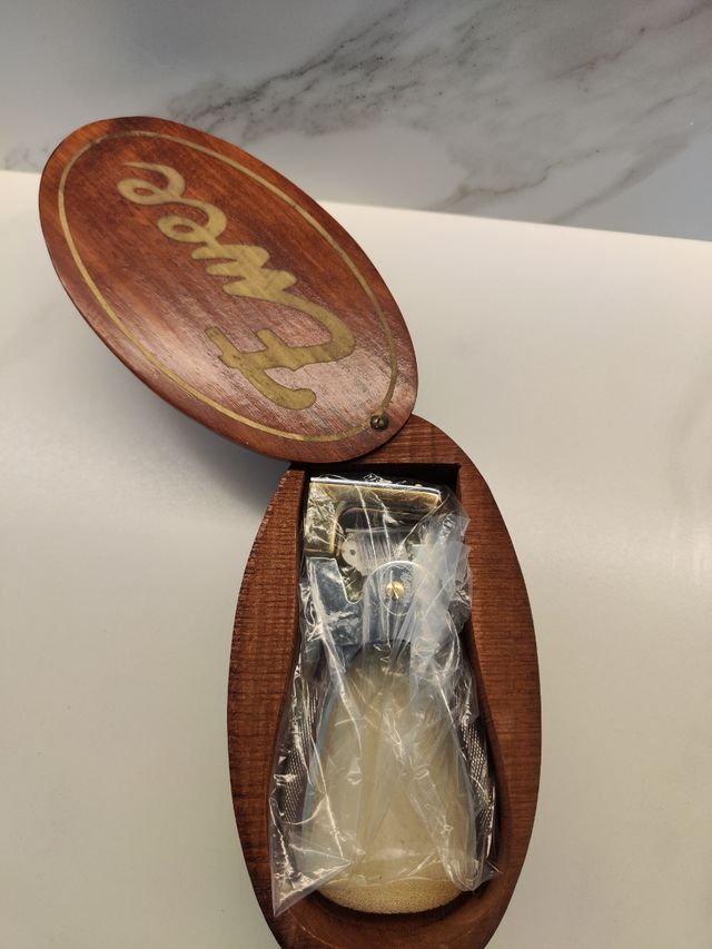 Cortapuros de madera con grabado