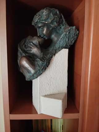 Statua del bacio in bronzo e pietra