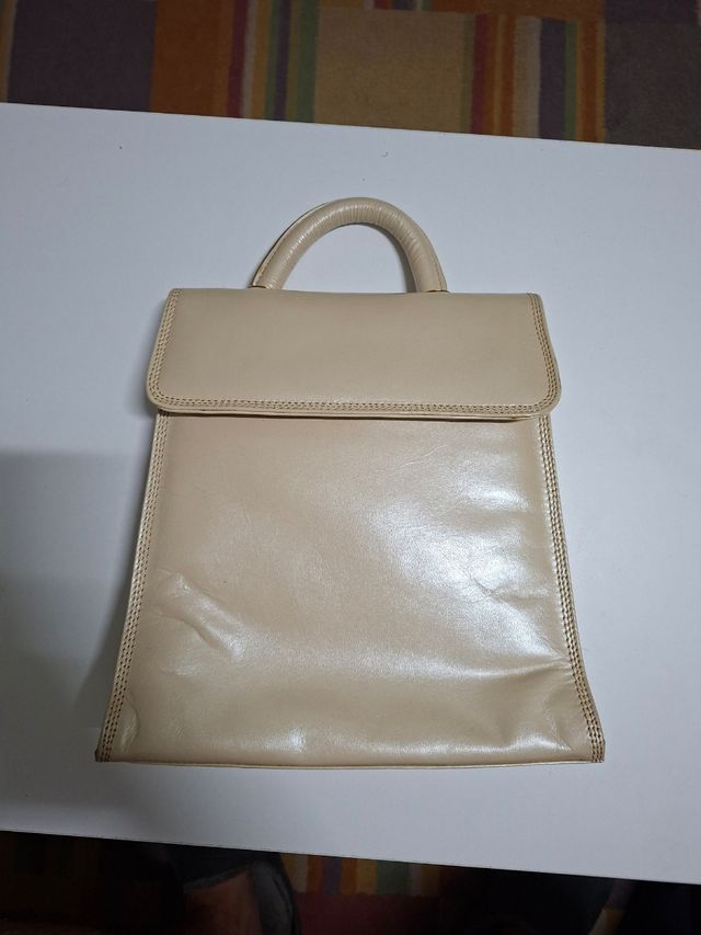 Bolso de piel beige con correa