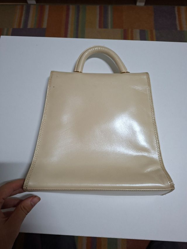 Bolso de piel beige con correa