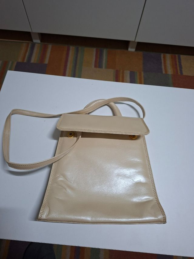 Bolso de piel beige con correa