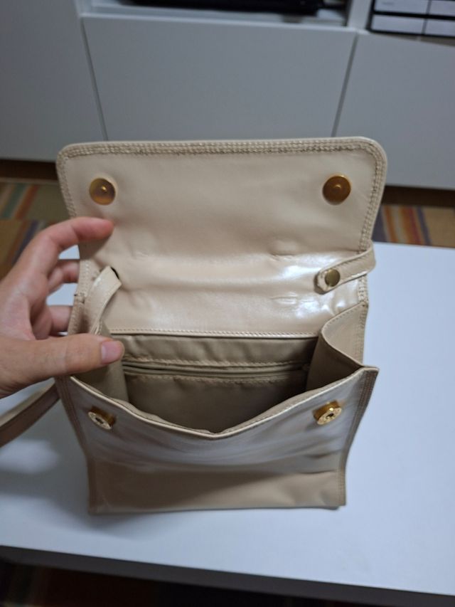 Bolso de piel beige con correa