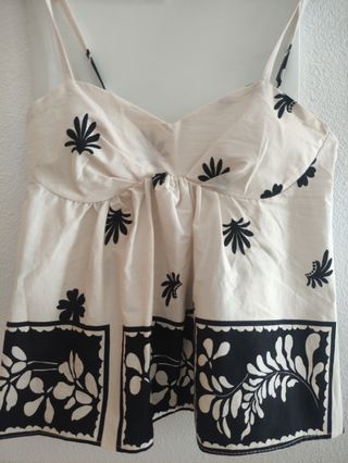 Top estampado beige y negro