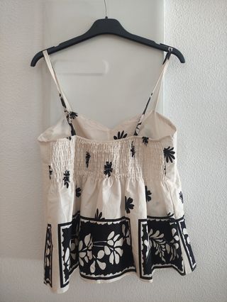 Top estampado beige y negro
