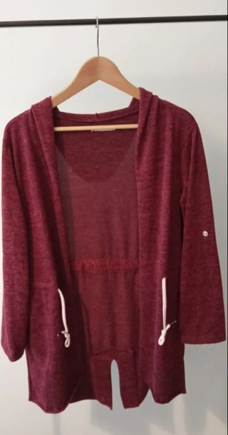 Chaqueta como en un color granate con Capucha.