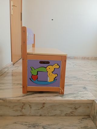 Baúl infantil con dibujos.