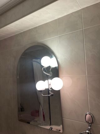 Specchio da bagno con luce.