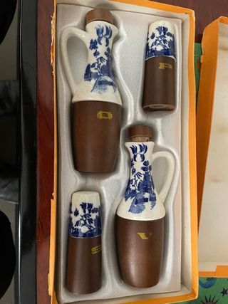 Set de cerámica con diseño floral azul