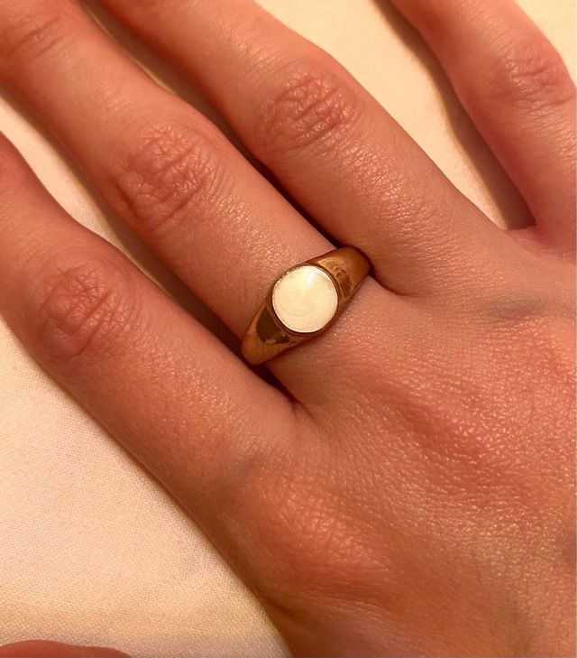 Conjunto de anillos dorados con detalles