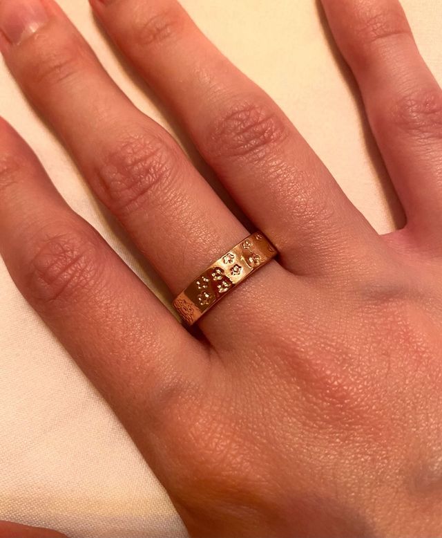 Conjunto de anillos dorados con detalles