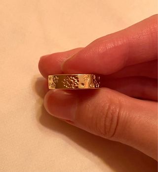 Conjunto de anillos dorados con detalles