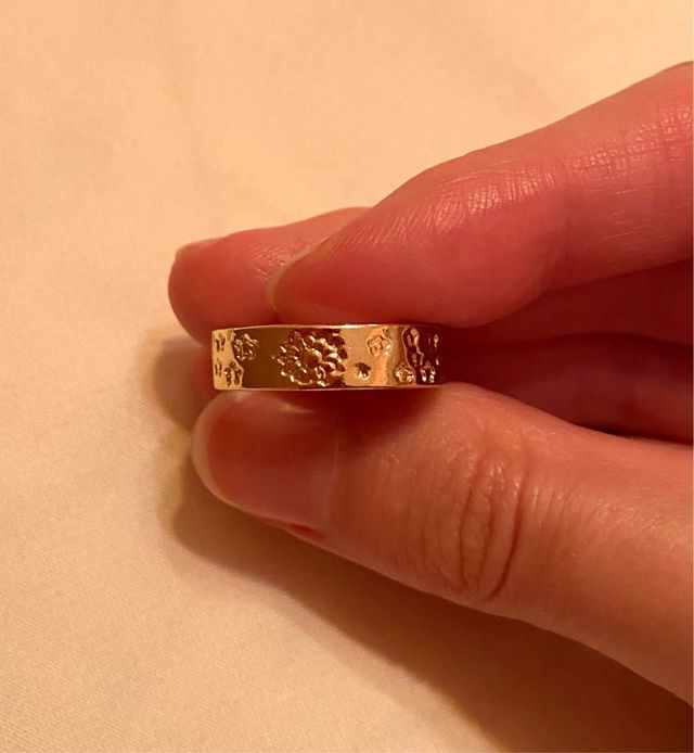 Conjunto de anillos dorados con detalles