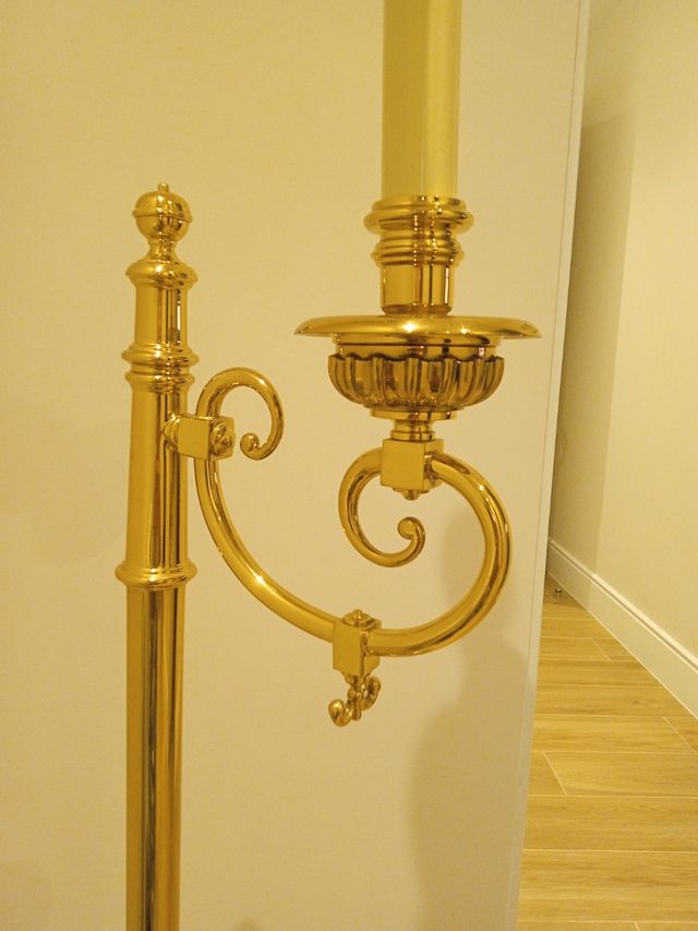 Lámpara de pie dorada para rincón de lectura