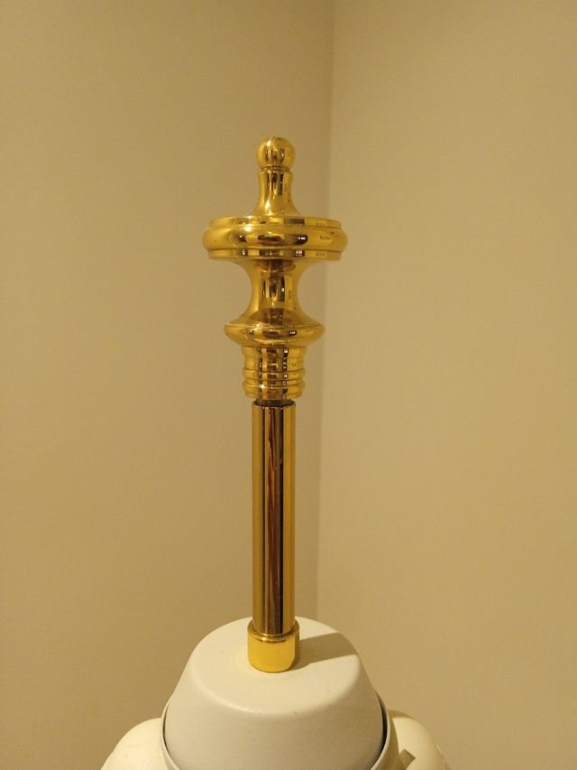 Lámpara de pie dorada para rincón de lectura