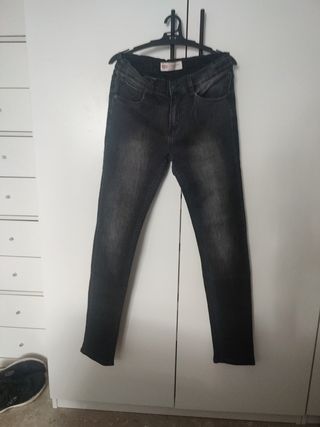 Pantalón vaquero Levi's negro
Talla 16 años